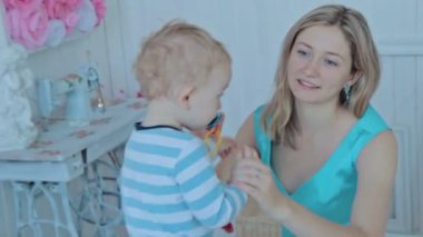 Yatak odası oğlu ile oynarken annesi