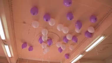 Tavan altında birçok balon