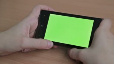 Kadın seyretmek oh onun cep telefonu, yeşil ekran