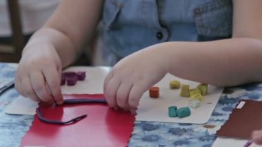 Çocuklar tarafından hamuru heykeltraşlık