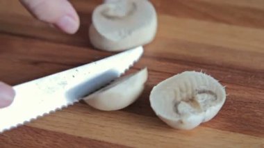 Kadının elleri mantar champignon kesme