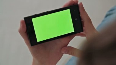 Kadın cep telefonu kullanıyor.