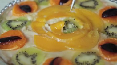 Kadının elinde meyve pasta kesme