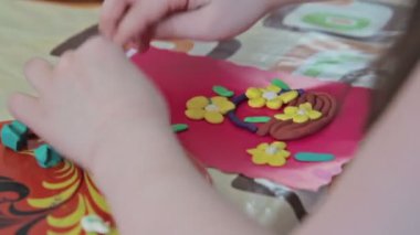 Çocuklar tarafından hamuru heykeltraşlık