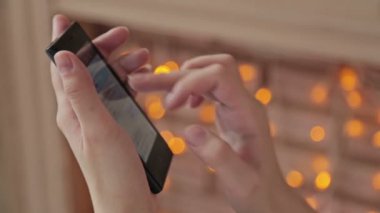 Cep telefonu kullanan kız