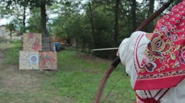 Kadın bir okçu hedefi vurdu