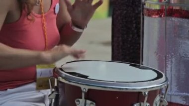 Davulcu oynarken Bongo davul