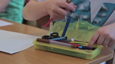 Çocuk bir kalem seçin