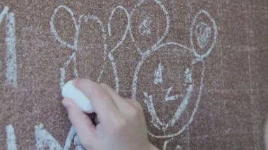 Tebeşir ile kız çizim arı