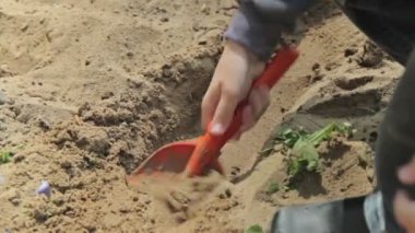 Kum havuzunda oynayan çocuklar