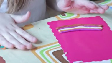 Çocuklar tarafından hamuru heykeltraşlık