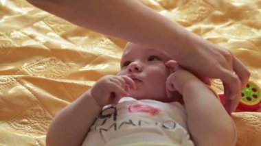 Oyuncak bebek yalanlarla