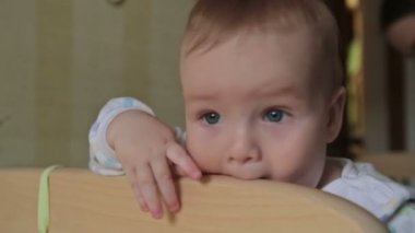 Şirin Bebek beşiğinde ayakta