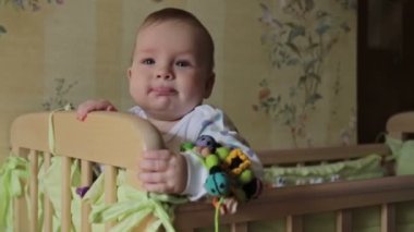 Şirin Bebek beşiğinde ayakta