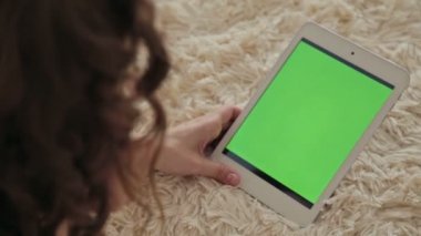 Kadın evde elektronik tablet kullanma