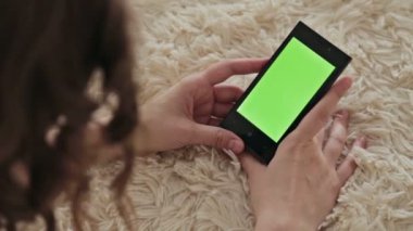 Kadın cep telefonu kullanıyor.