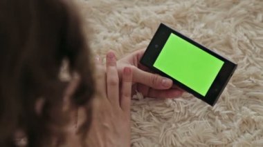 Kadın cep telefonu kullanıyor.