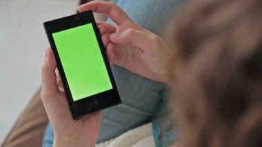 Kadın cep telefonu kullanıyor.