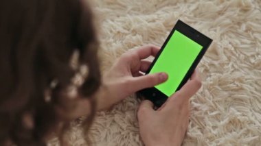 Kadın cep telefonu kullanıyor.