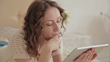 Tablet kullanan kadın