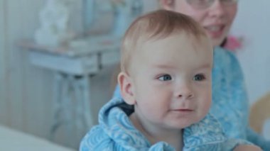 Küçük çocuk kameraya bakıyor.