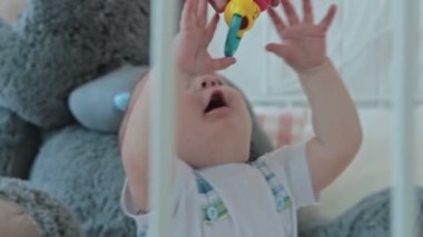 Erkek Bebek onun ağız parlak oyuncağı alır
