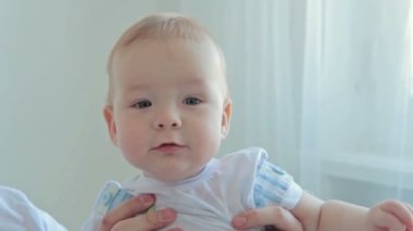 Babası el ele tutuşsun oğlu üzerinde