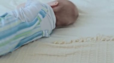 Adam bir yatak odasında oğluyla oynamaya