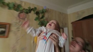 Anne bebek oğlu evde kaldırma