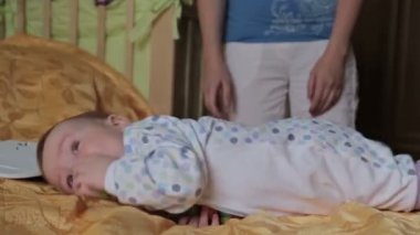 Bebek yatakta yatıyor.