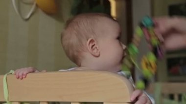 Şirin Bebek beşiğinde ayakta