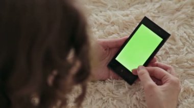 Kadın cep telefonu kullanıyor.