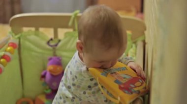 Şirin Bebek beşiğinde ayakta