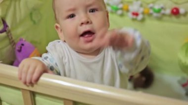 Şirin Bebek beşiğinde ayakta