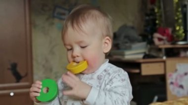 Erkek Bebek onun ağız parlak oyuncağı alır