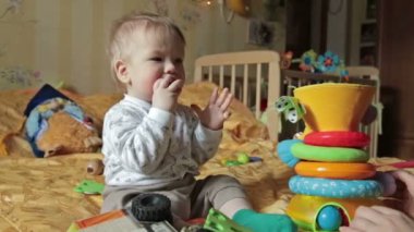 Anne oğlu ile oynamak