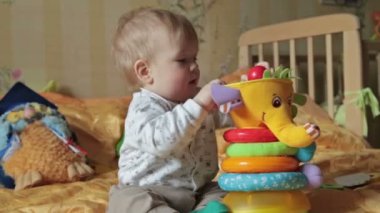 Erkek bebek onunla oyuncaklar oynamak