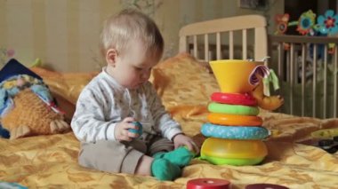 Erkek bebek toplar ve çocuk kitapları ile oynamak