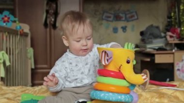 Erkek bebek onunla oyuncaklar oynamak