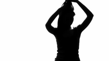 Saçlarını tarayan bir kadın