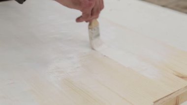 Bir fırça ile ahşap boyama