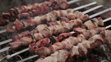 Kebap Barbekü yemek pişirir