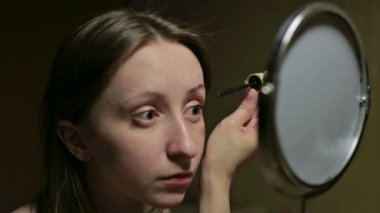 genç kadının makyaj yapması