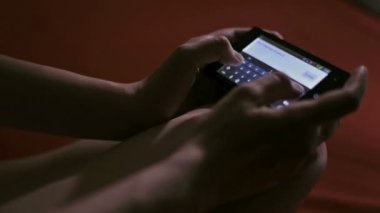 Genç kadın parmakları akıllı telefonunu yazarak