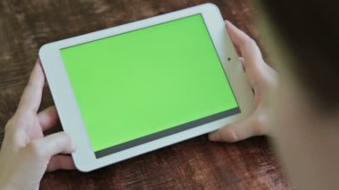 Yeşil perde ile dijital tablet bilgisayarı kullanan kadın