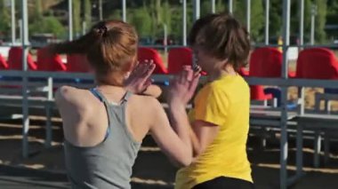 Kızlar dönüş ve eller alkışlar