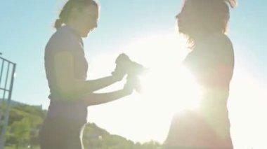 İki kız tren - egzersiz atlama