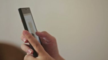 Kadının elleri ile akıllı telefon