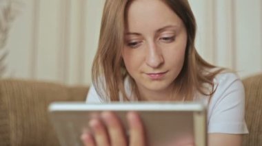 Tabletli kadın
