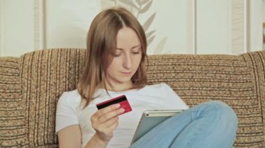 Genç kadın Internet üzerinde satın alma